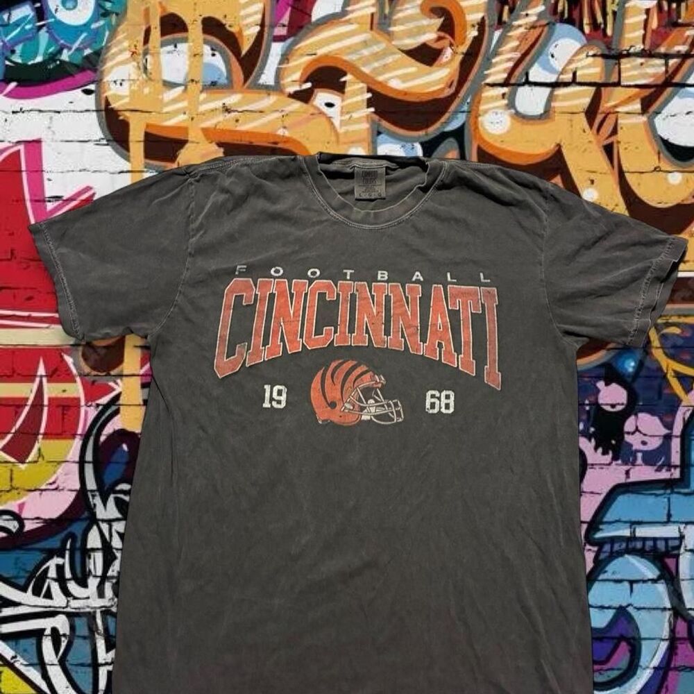 Comfort-colors Men's Grey and Black T-shirt
